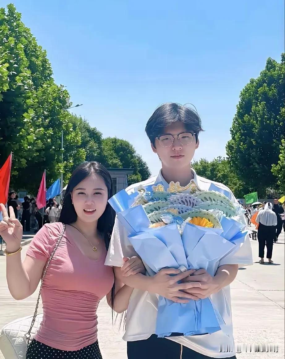 38岁的表姐，她的儿子前两天高考结束了，她冒着大太阳买束鲜花来迎接！
