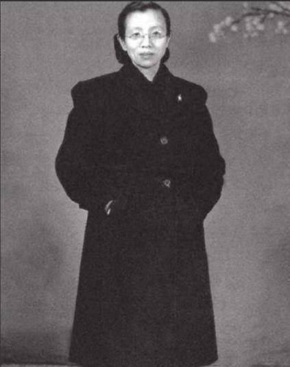 1949年南京解放后，一位贵妇走到南京总统府前，对哨兵说道：“我是陈修良，我想见