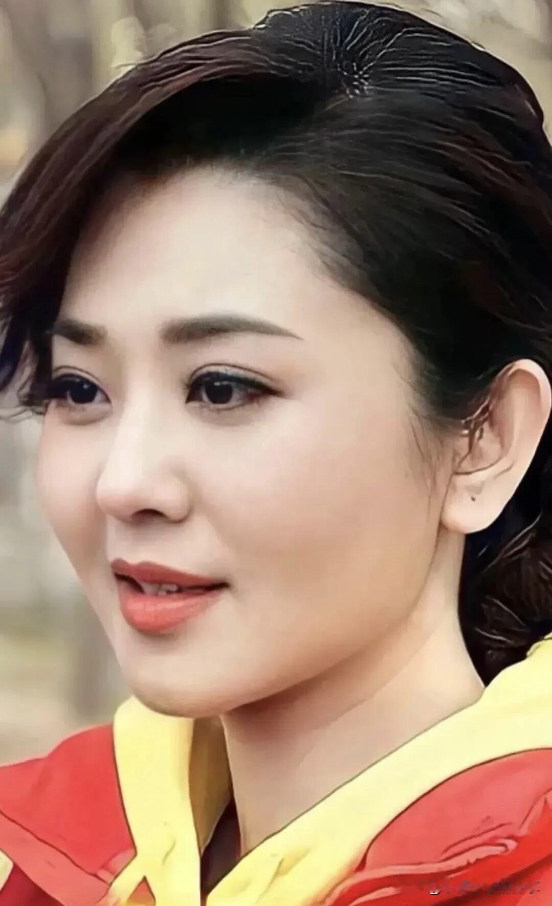 她明明长得很普通，五官单拎出来没什么特别，但是组合起来就是很完美，是央视主持人这