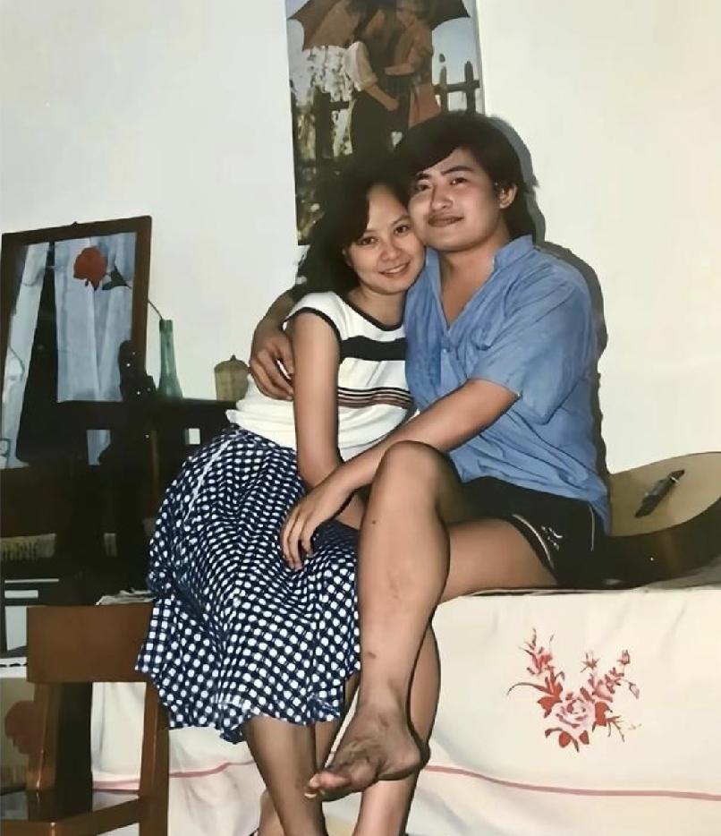 刘欢和妻子卢璐很有夫妻相，两人的相识过程也很浪漫。初见卢璐的那一瞬间，刘欢就喜