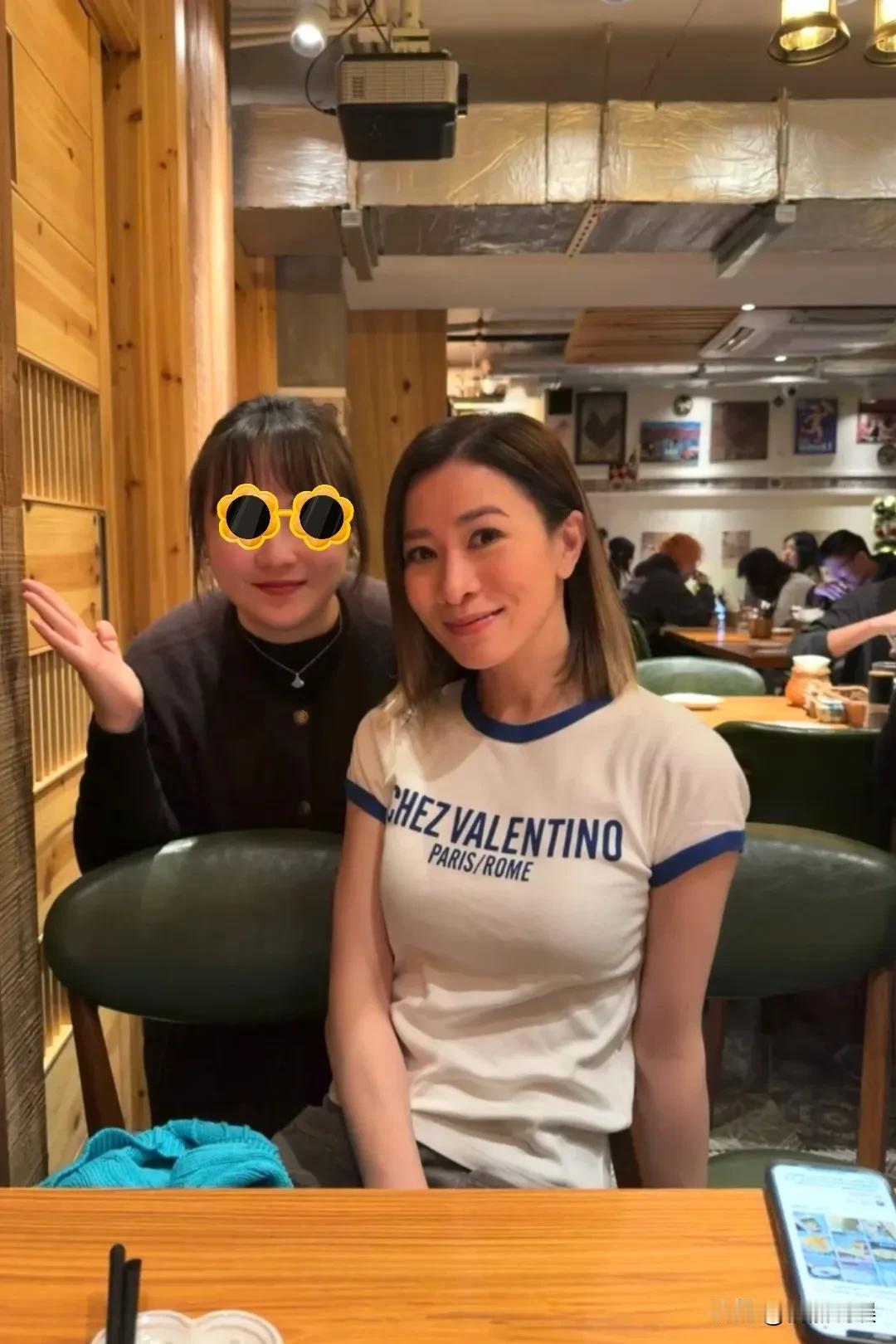 港星佘诗曼现身上海，与朋友聚餐。她穿着短袖T恤，脸小紧致，脸蛋饱满，脸色红润，