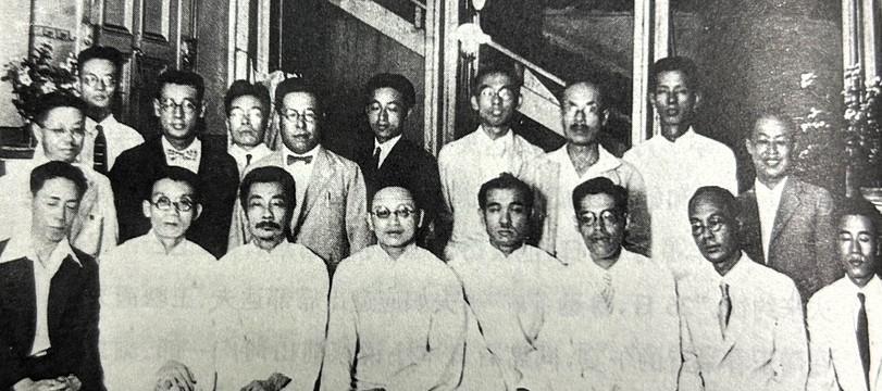 1930年，鲁迅和友人们在功德林参加漫谈会后合影。左二为郁达夫#历史#
