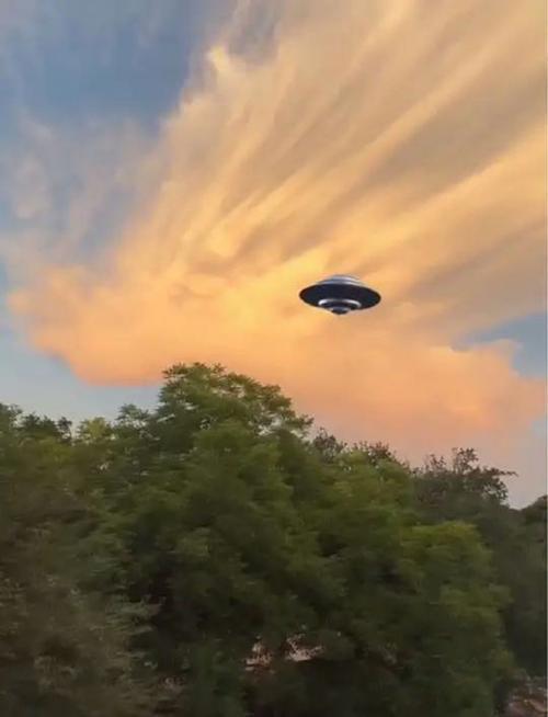 哎，你说天上那些飞碟老路过不落地，到底图个啥？其实全球目击多了去了，从美国军机拍