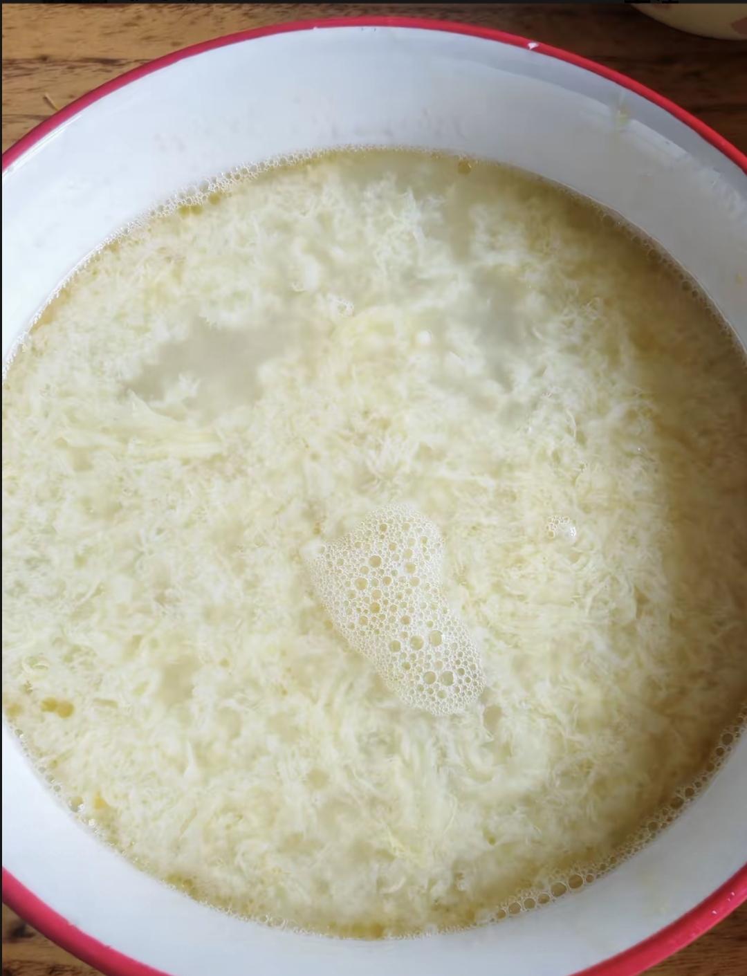 昨天陪奶奶做早饭，看她烫碗、打蛋、冲沸水，动作熟得像呼吸。我说别总这么吃，她摆摆