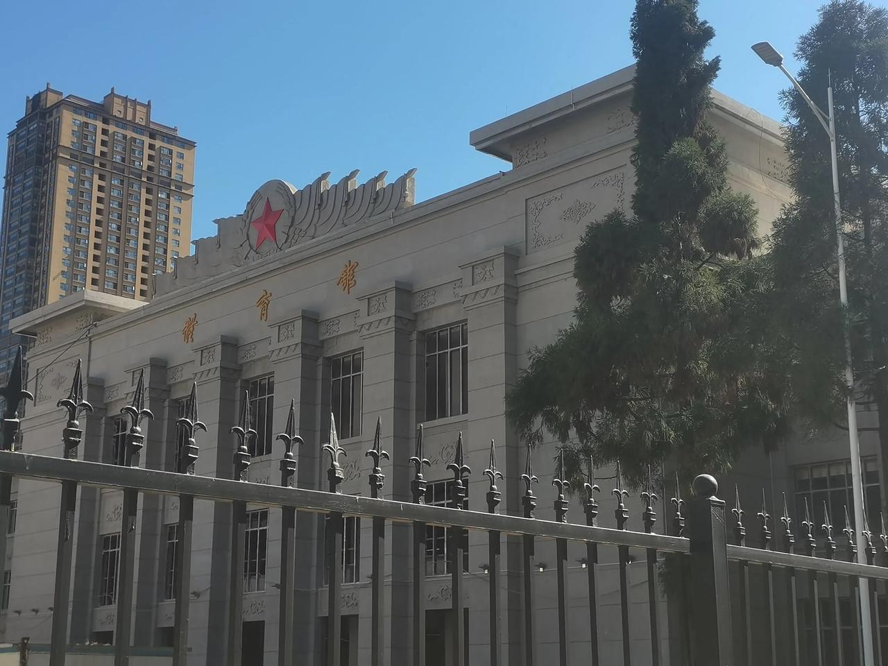 昆明拓东体育场的这个体育馆应该是中国省会城市最小的体育馆了吧！还没有8千平米，应