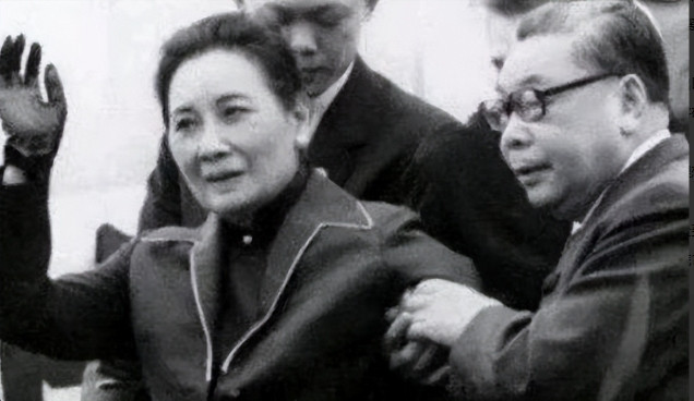 1975年，蒋刚咽气，比蒋经国只大12岁的宋美龄就想独揽大权，没想到，一向憨厚的
