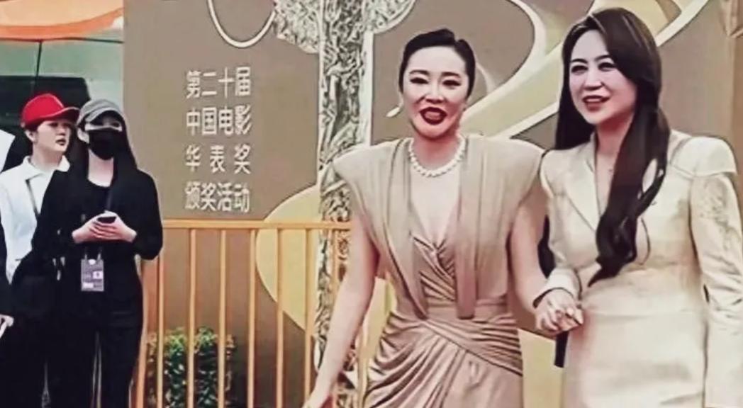 两年前演《狂飙》里的大嫂多拽啊，烈焰红唇大波浪，一个眼神扫倒一大片。谁能想到这次