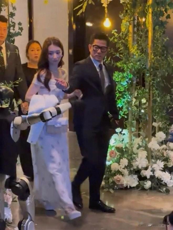 郭富城带着小娇妻方媛去参加婚宴，婚礼现场来了很多港星，陶大勇、元彪、张智霖等。郭