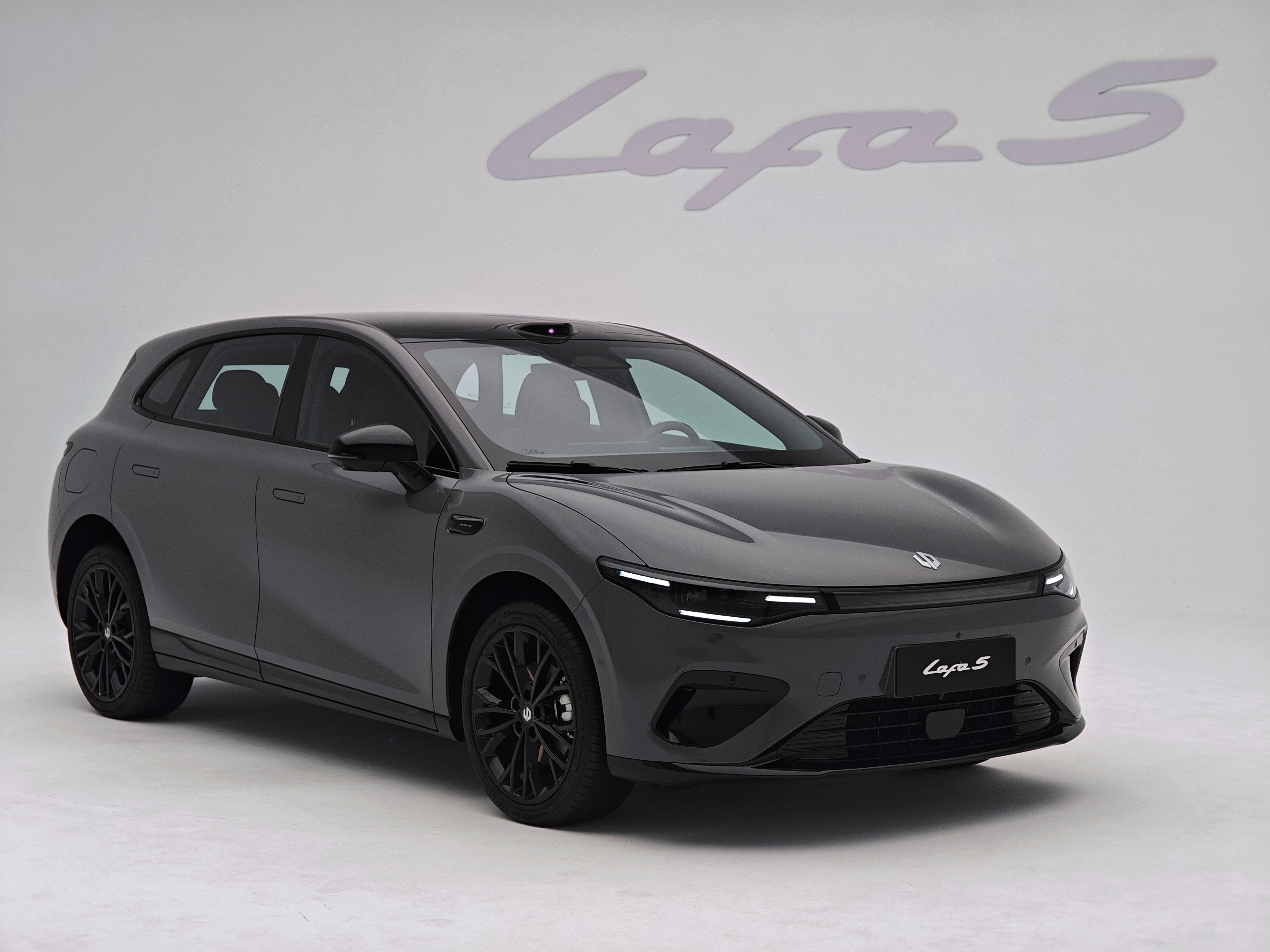 前几天棚里顺手拍的灰色零跑Lafa5大家感受一下这个颜色是不是蛮性能加一