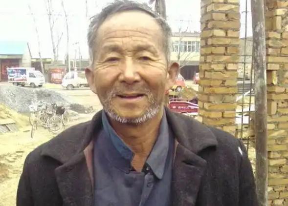 上世纪九十年代，北京一流浪汉因无暂住证被送进收容所，填写籍贯时警察瞬间呆住“您就