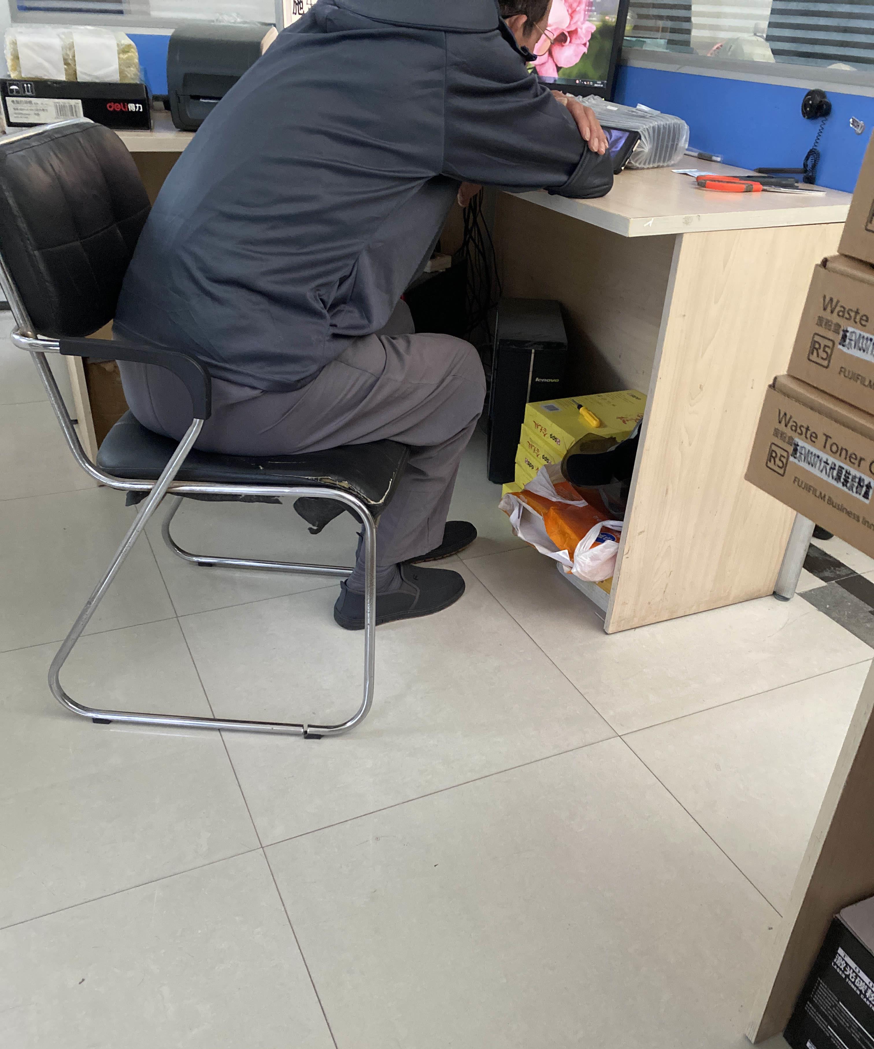 还好：这条蛇没有攻击人的意思
