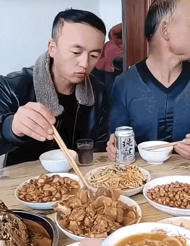 相由心生，一点都不假。旁边大哥的表情已经说明一切，远离这样的人！