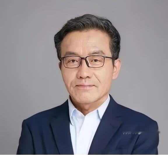 复旦“哲学烟客”王德峰是真敢说，叼着烟就撕开了当下社会的“遮羞布”：“纵欲汹汹，