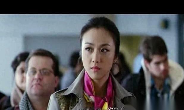 两口子刚下飞机，人还在洛杉矶，直接被请进了“小黑屋”。签证官一句话就把人给问懵