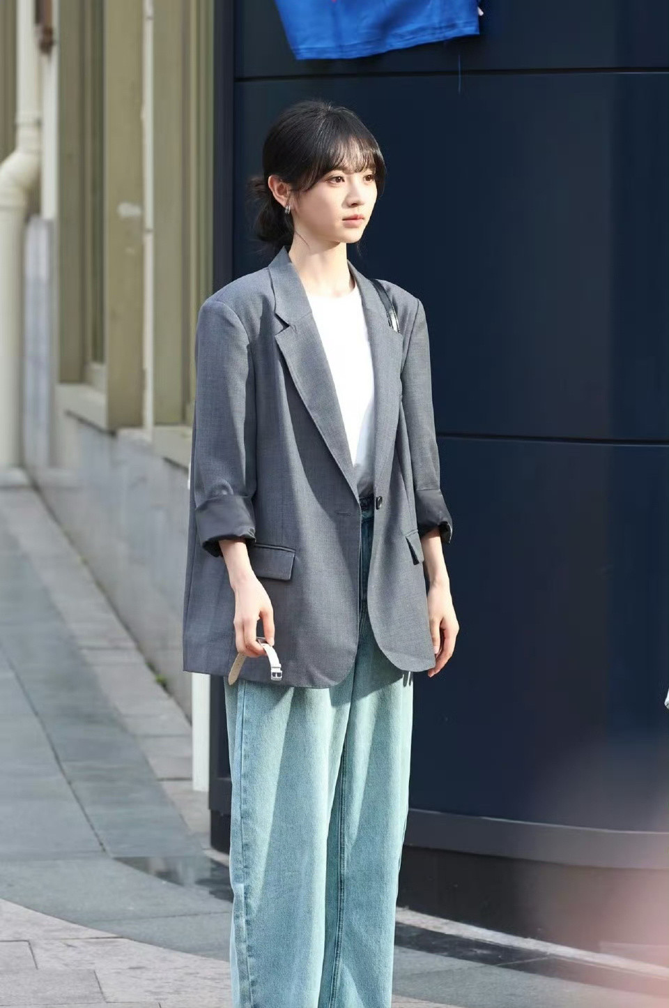 天才女友从哪里找的造型师，好难看的穿搭[抠鼻]​​​