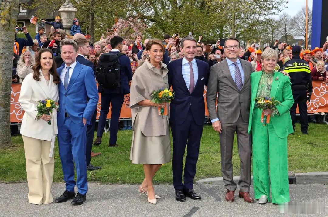 荷兰王室🇳🇱4月27日，康斯坦丁王子和劳伦蒂安王妃、莫里斯王子和玛丽伦妮王妃