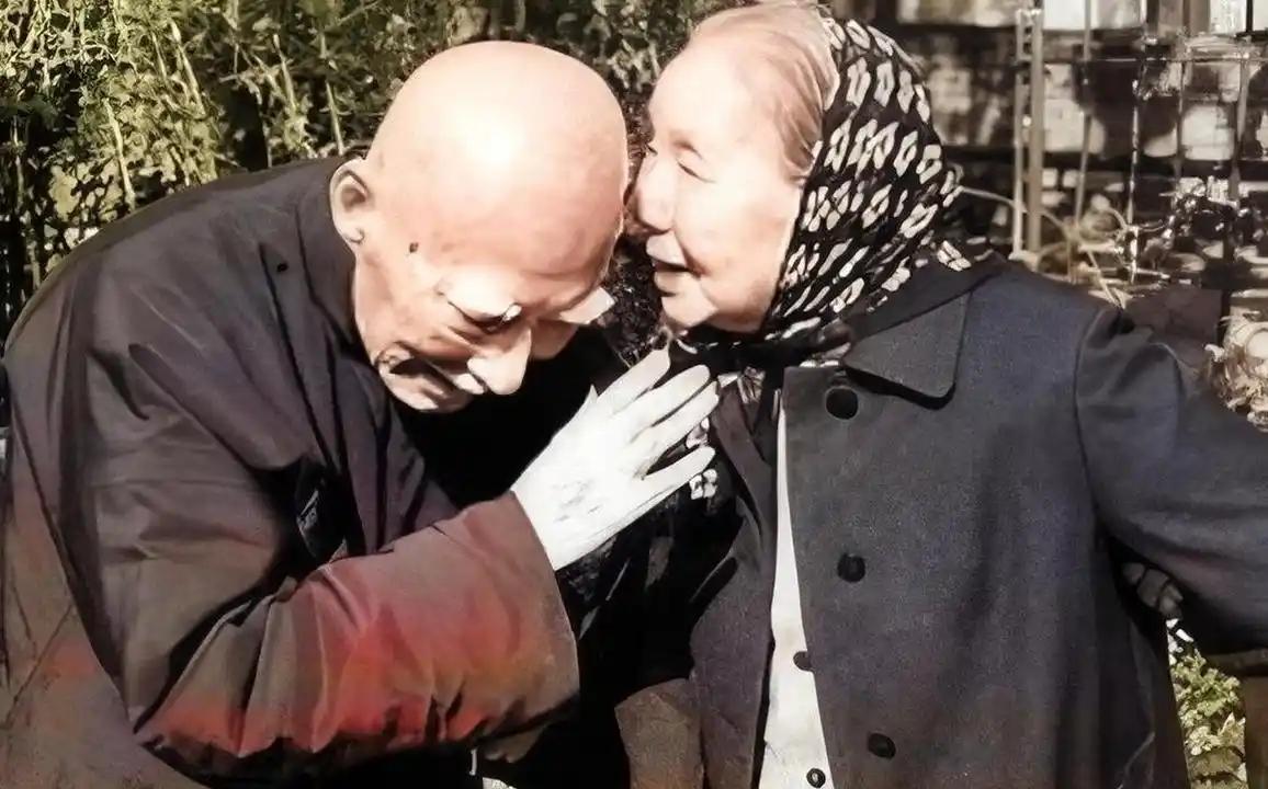 1916年，叶圣陶娶了素未谋面的姑娘，新婚之夜，他紧张地掀开盖头，在看到新娘的模