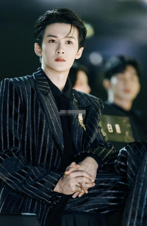 谁能想到舞台上那么从容的檀健次，会被彩带整得毫无形象，一会儿抬手挡，一会儿低头躲