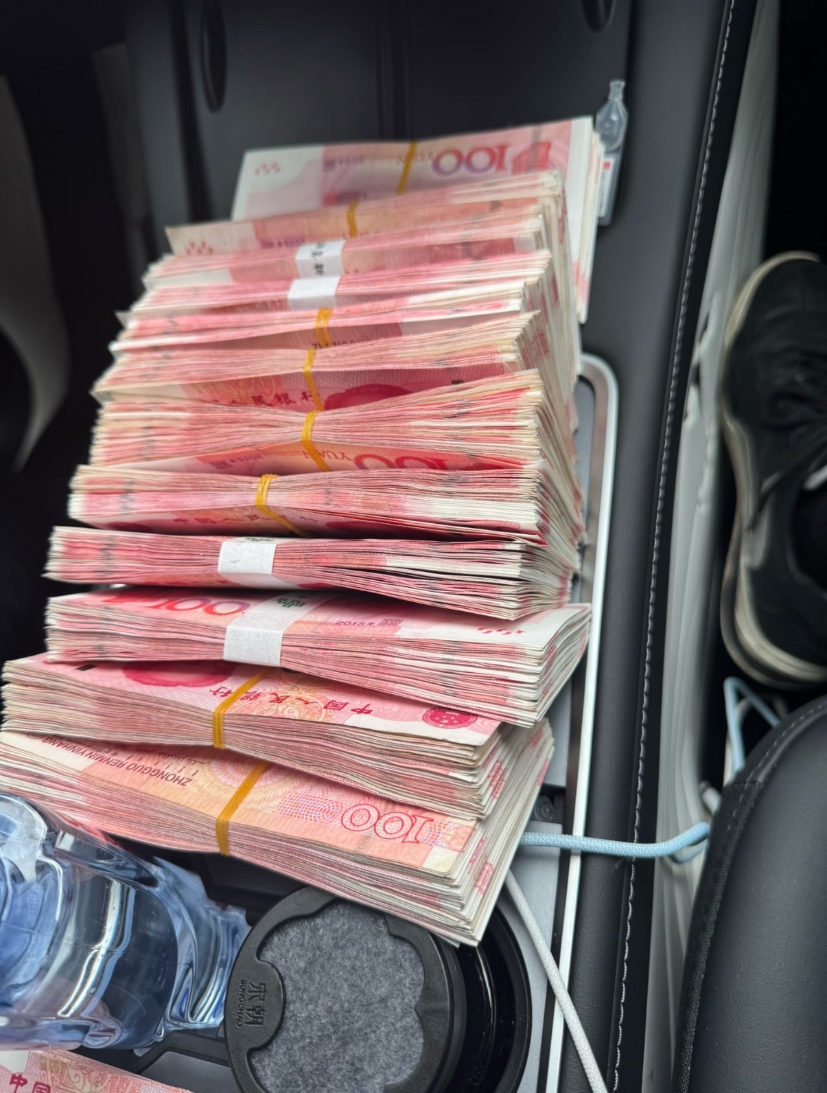 家庭等级对照表你在哪一档一等家庭：有房有车，无贷款二等家庭：有车无房，有存款三