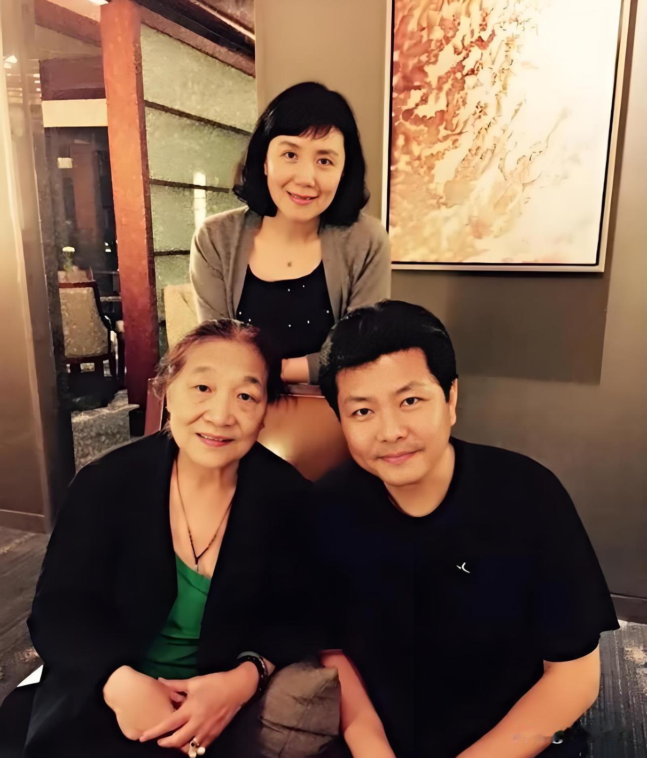 两位同属“60后”的影视明星，于1982年一同考入北京电影学院表演系，成为同窗。