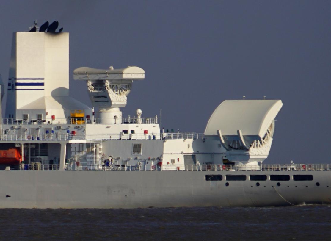 近观“瞭望-1”号上的大平板有源相控阵雷达（AESA）。船上配备S波段和X波