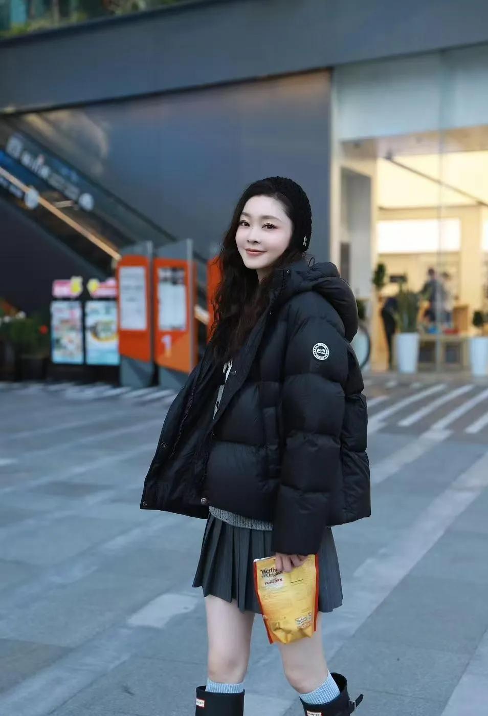 宋轶换风格！羽绒服配百褶裙甜酷又灵动宋轶这造型反差感拉满！告别温婉风，黑色