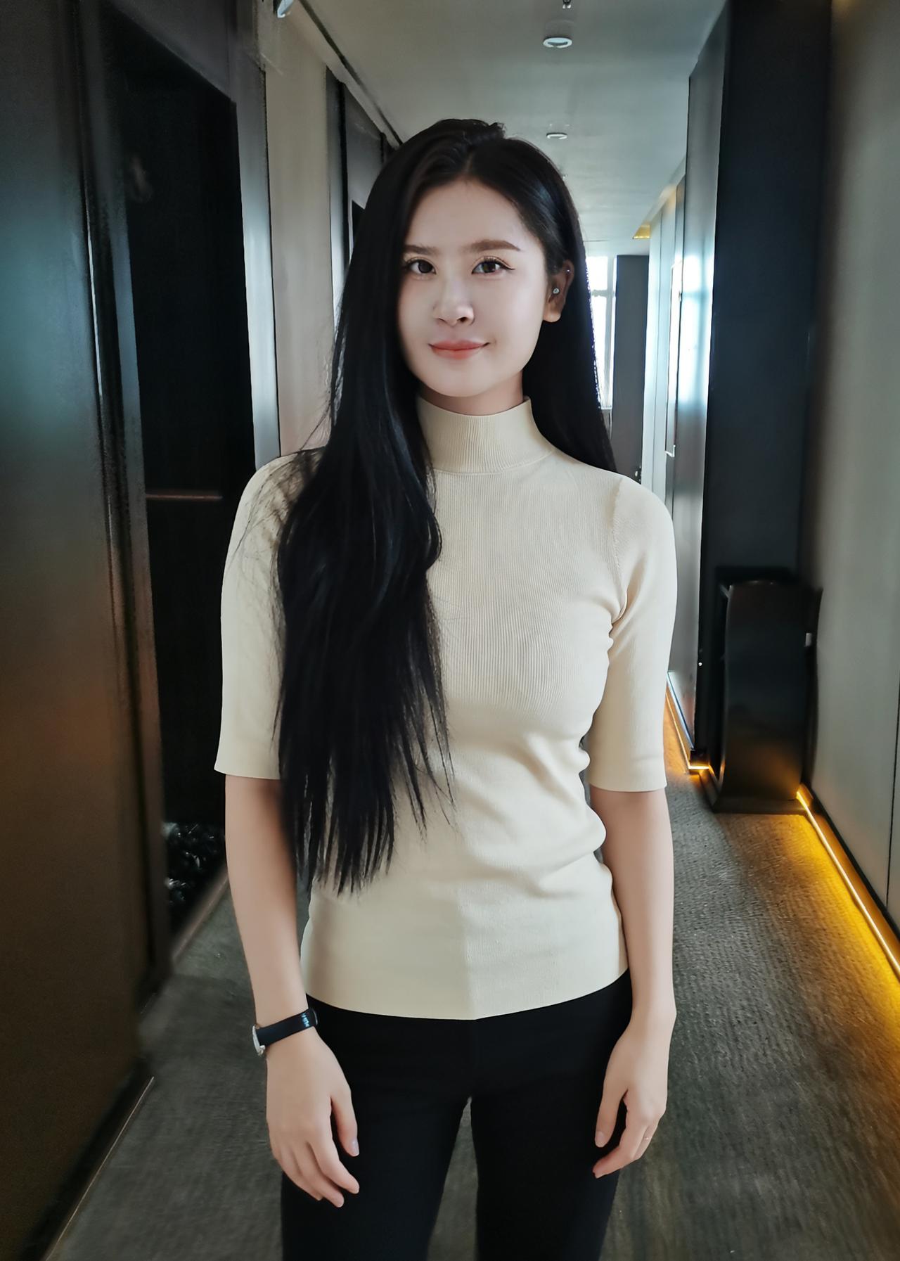 你站在晨光里像刚醒的梦干净又明亮
