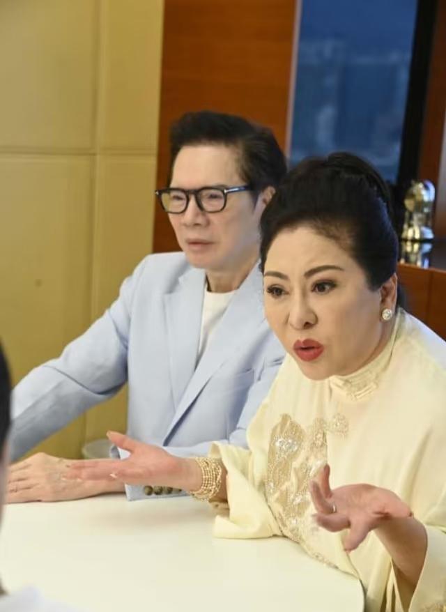 向华强和向太今天下午在香港开了记者会，澄清破产传闻。向太一身贵气打扮，手上和