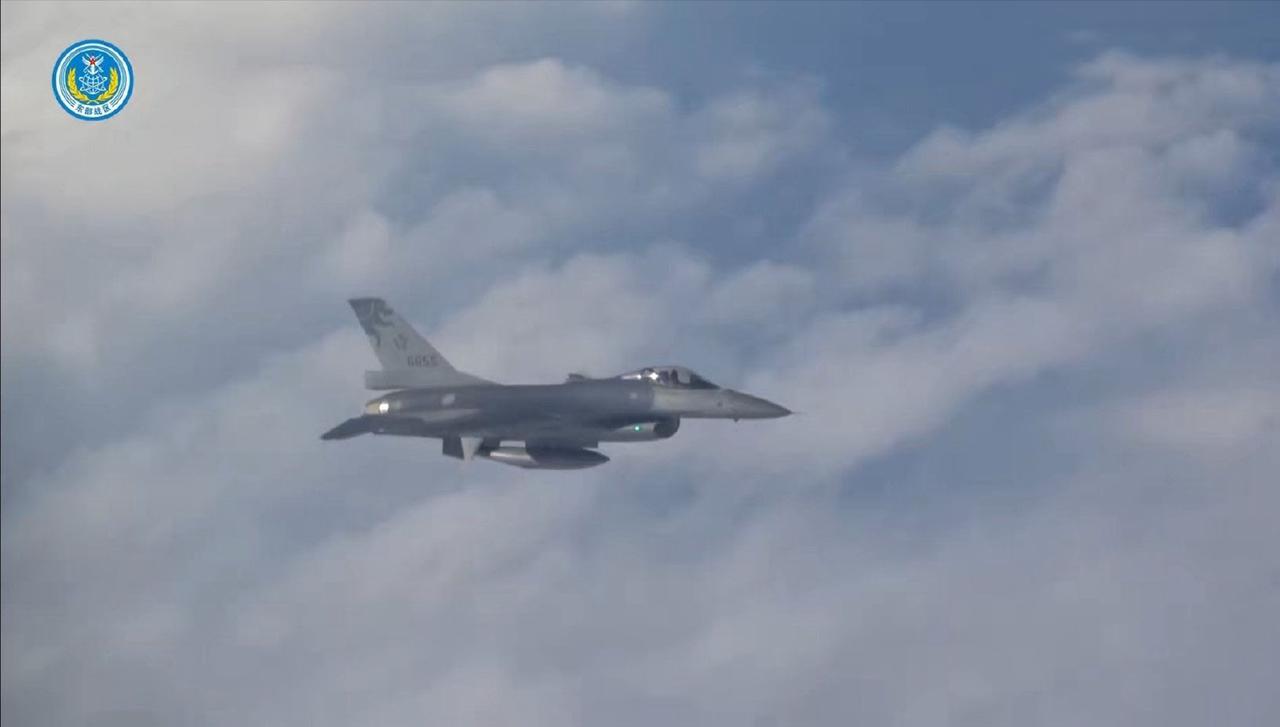 有贼心没贼胆，平常喊那么大声，关键时刻怂了。解放军战机拍下台军F-16战斗机，