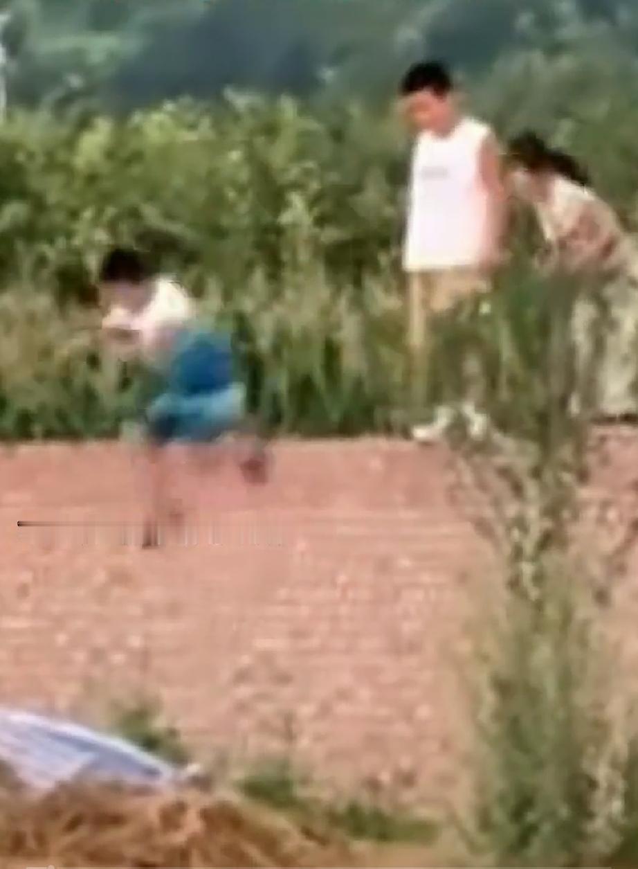 7月31日，河北。大叔在家里闲的没事，出门溜达溜达。还没到村头，就听到许多小孩子