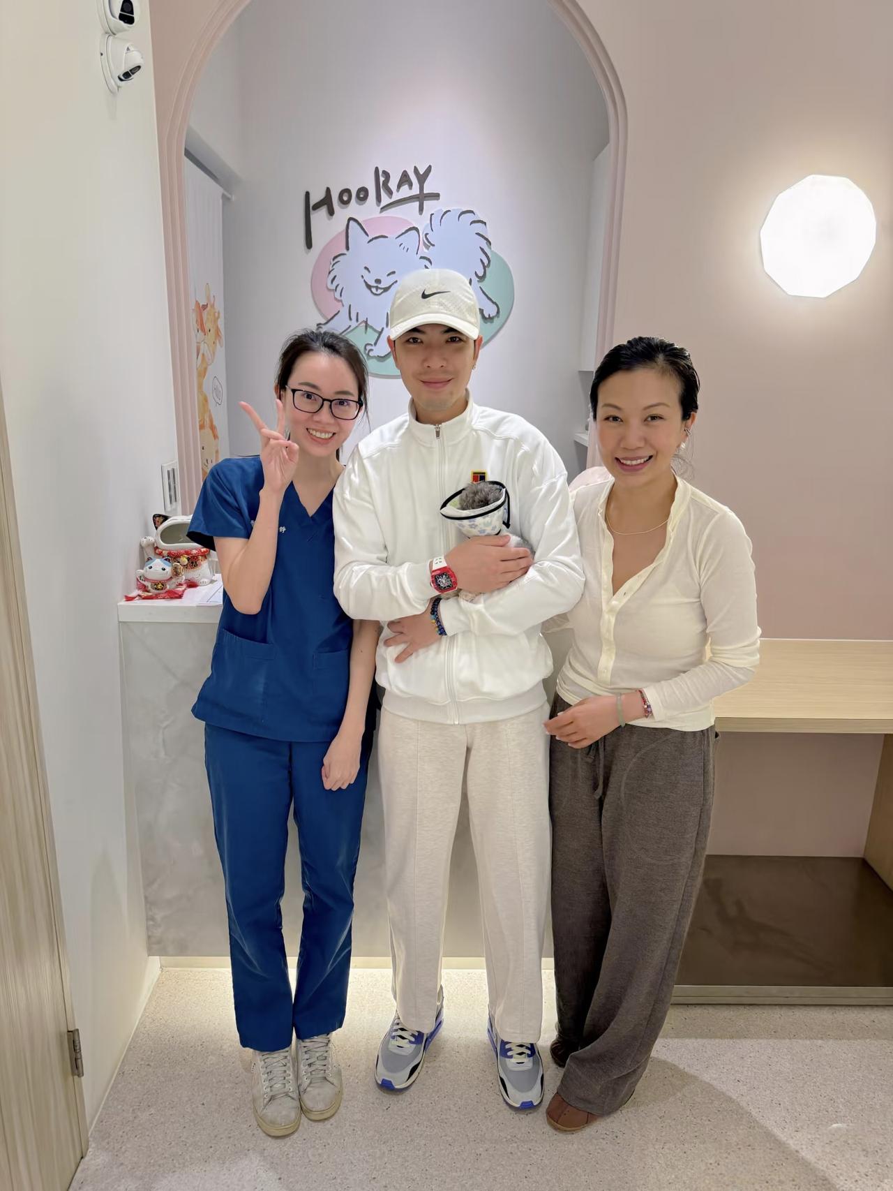 39岁萧敬腾和老婆林有慧带宠物狗到医院去拔牙。他这次露面的状态非常好，穿衣打扮时