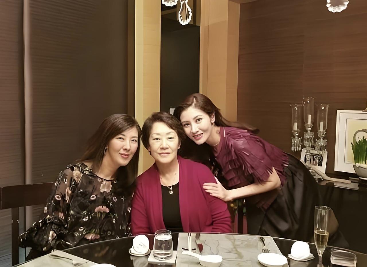 李嘉欣与妈妈、姐姐同框合影，母女三人长得好像啊。2018年2月17日，李嘉欣