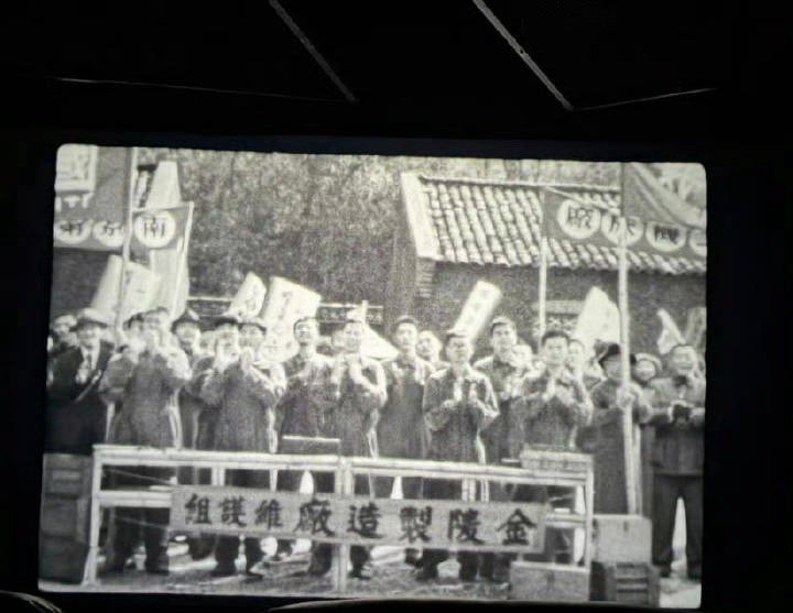 一大早就开始看《得闲谨制》的分析，一开头的黑白默片，我第一次看也以为是插播的纪录