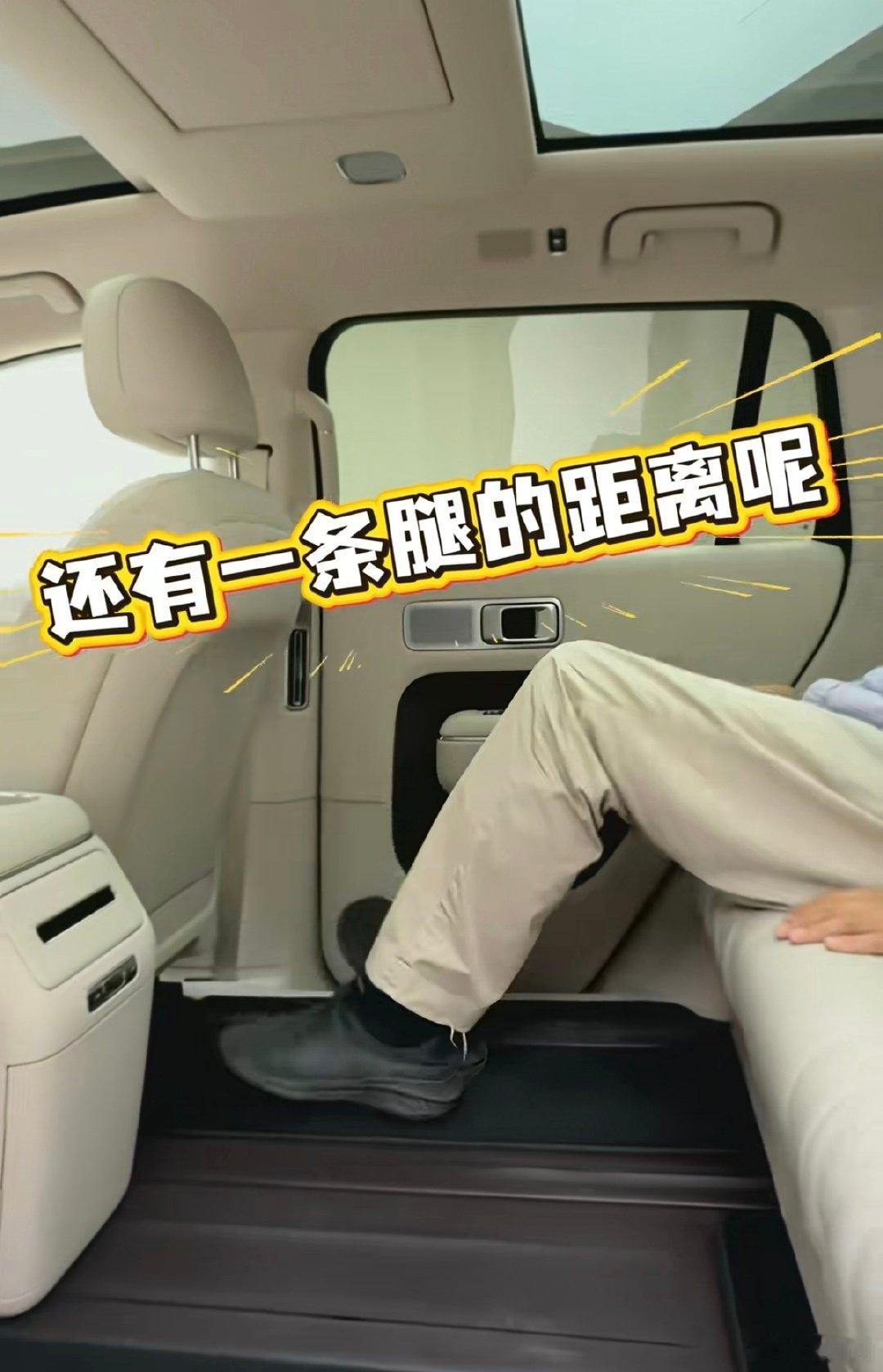王垠老师身高194，在小米澎程N70的后排是这样的～在一个车长不到5米的SUV里，能够拥有这样的空间