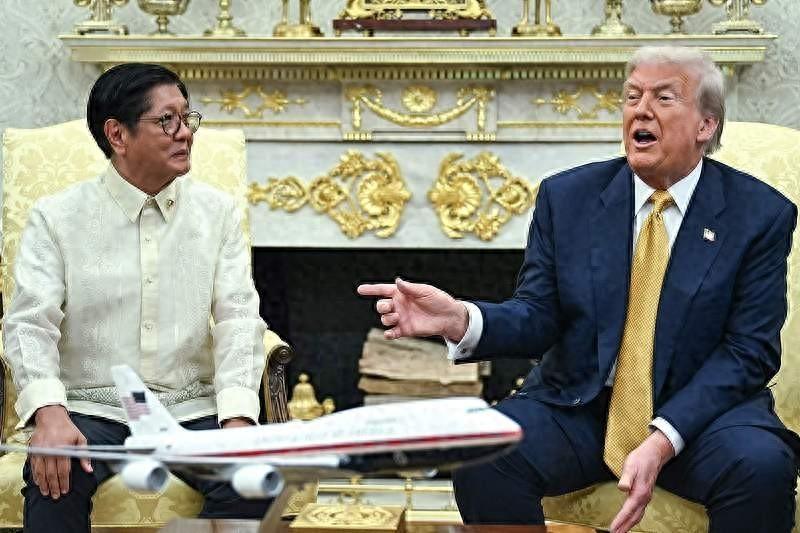 马科斯的变脸，不是醒悟，是被敲打从美国回来之后，马科斯像换了个人。之前的嚣