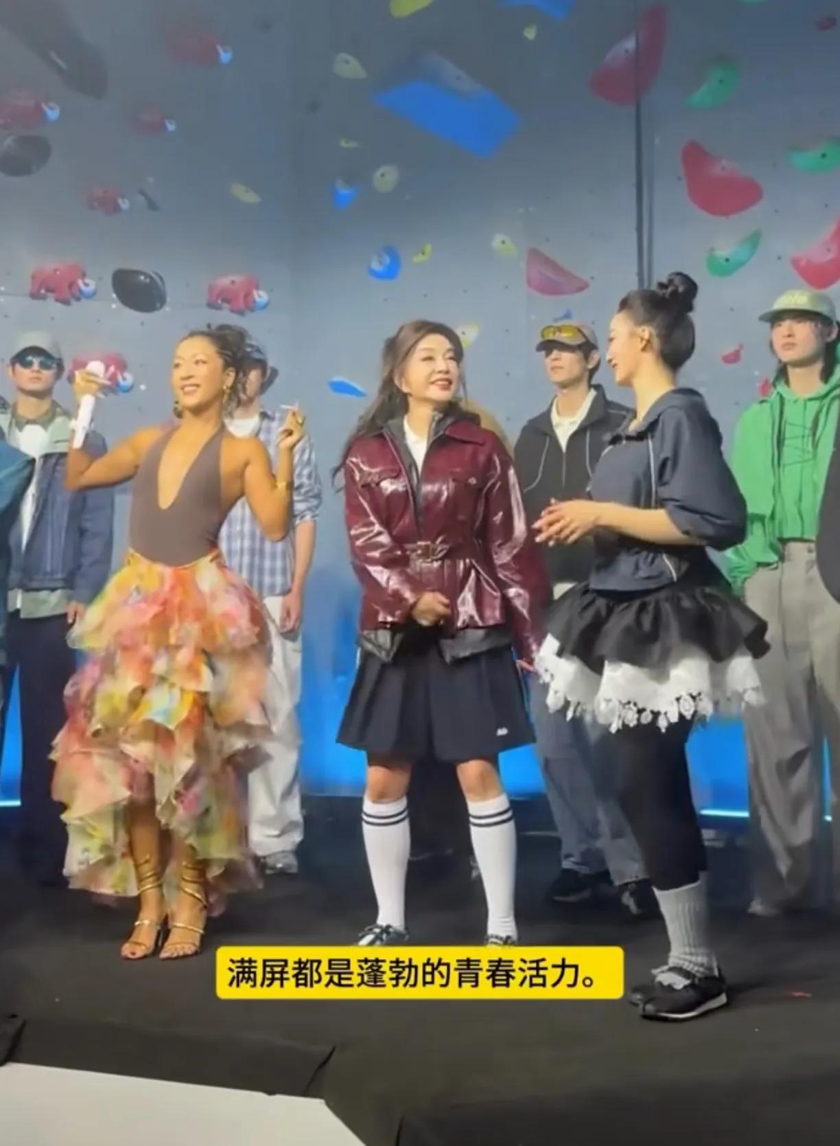 晓庆姑娘，太敢穿了，还穿着少女装，迈着青春的步伐，朝气蓬勃，75岁又如何，依旧青