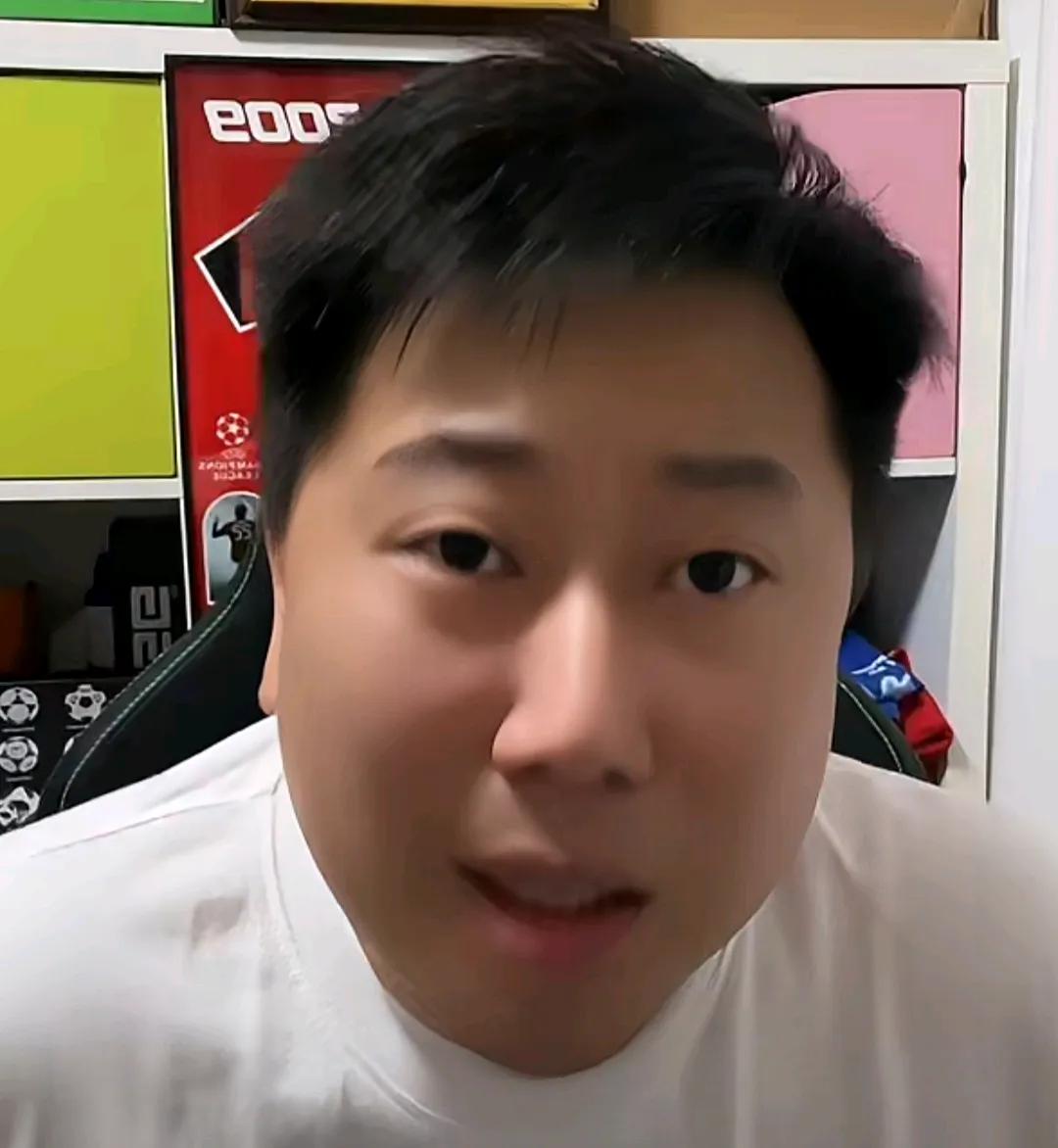 媒体人李宝库认为，成都蓉城主帅阿洛伊西应该下课。在中超的一场焦点之战中，成都蓉