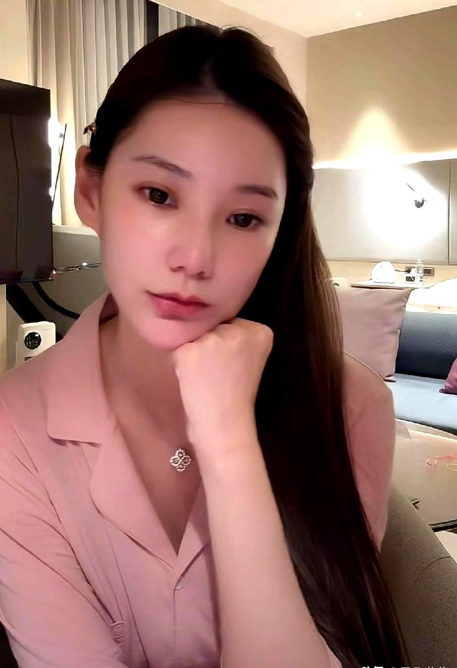 今天刷到筱梅直播育儿观，愣了半秒。她把小汪宝从幼儿园就送到北京，直言自己拼命“