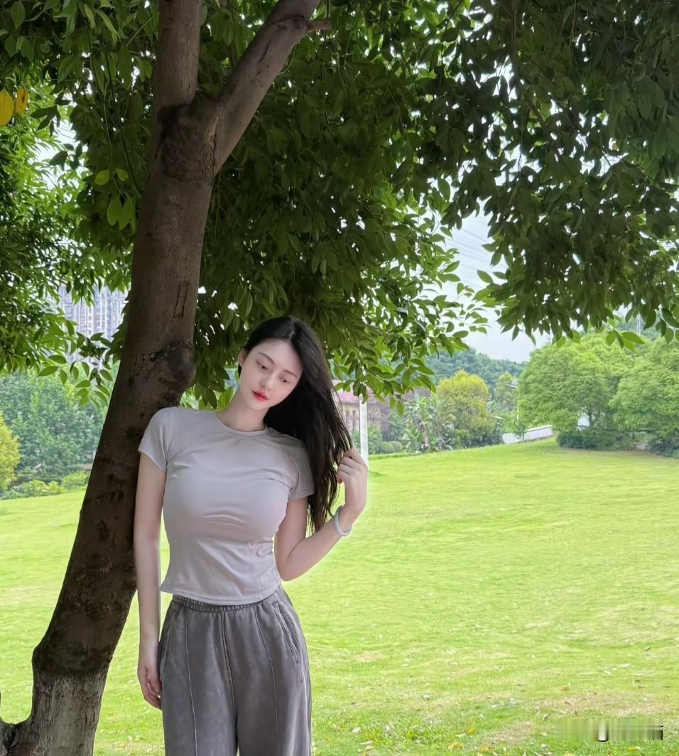 在公园看到一位美女正在拍摄唯美写真，那画面堪称一绝。公园里绿树葱茏，繁花绚烂，宛