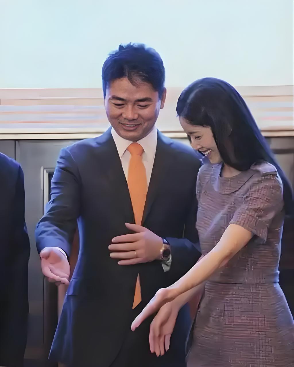 有孩子之前，章泽天与刘强东似乎相敬如宾如图一所示。有三孩之后，章泽天与刘强东似