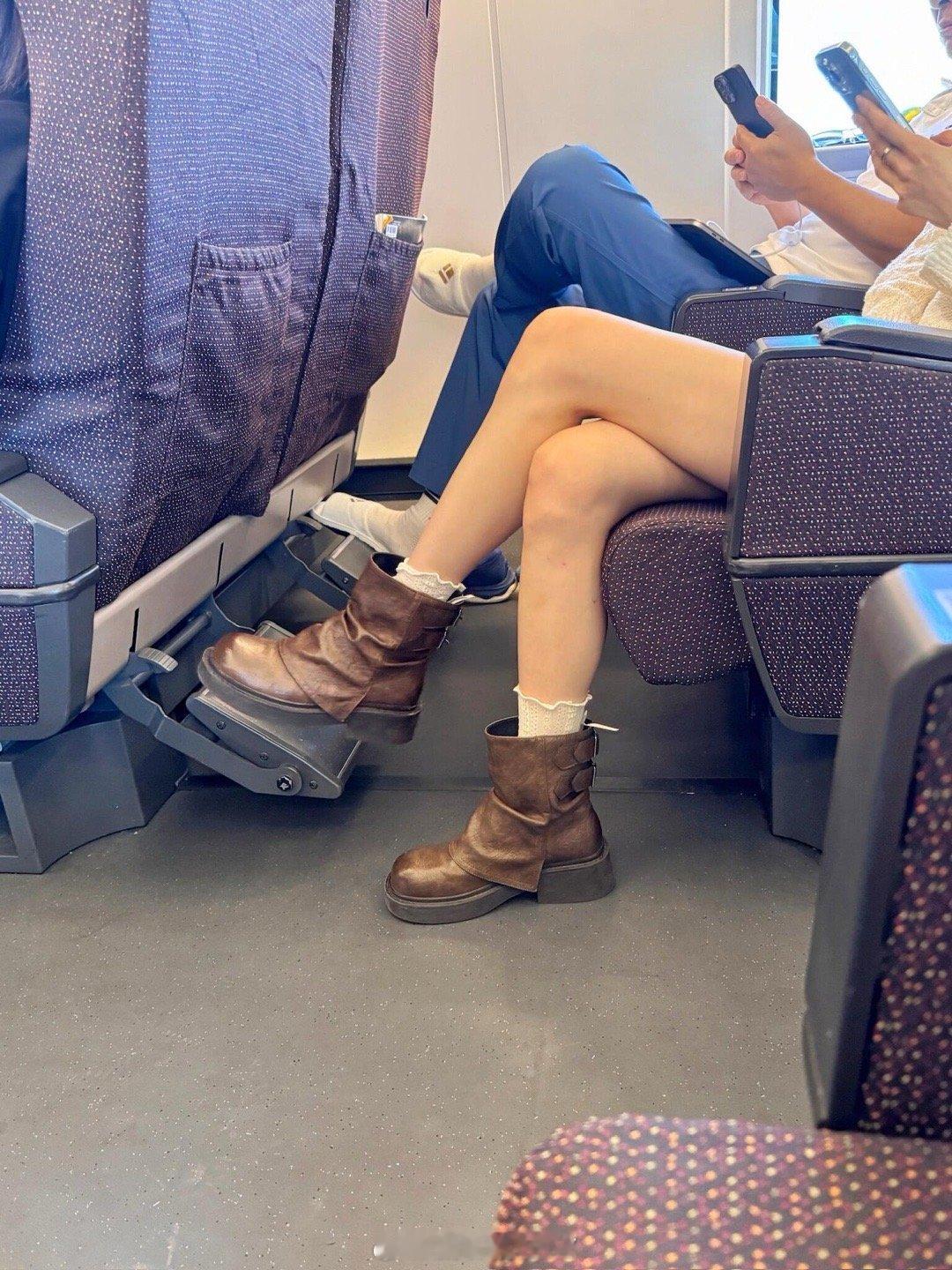 高铁看到的，，😓真的服了真的服了自己!今天在高铁看到了一位超级好看的小姐姐，