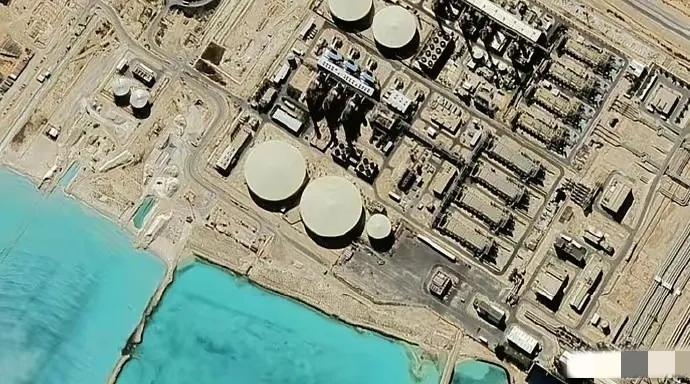 欧洲这下估计要集体麻爪了。卡塔尔的拉斯拉凡挨炸了，这可是全球最大的液化天然