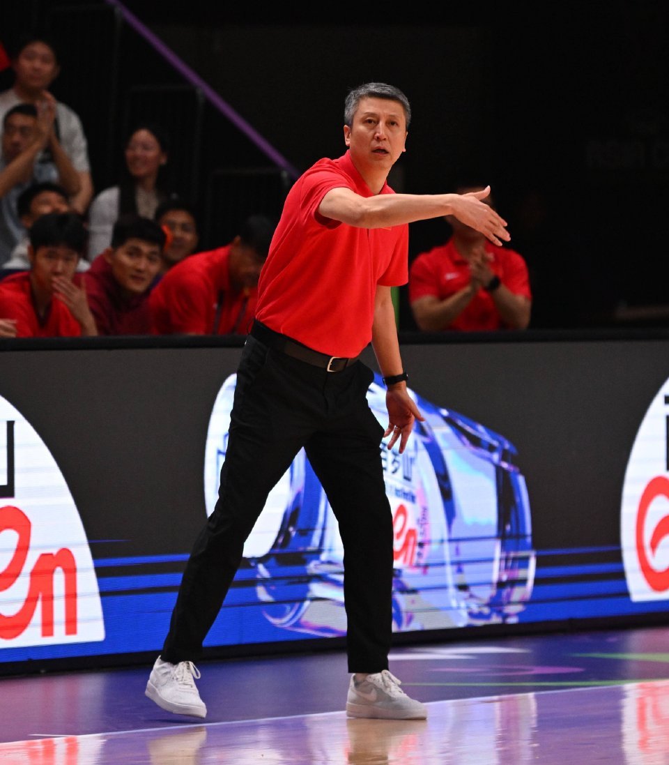 是赵睿和王俊杰带着郭士强指导打好了亚洲杯，你这打韩国两场球怎么选的人，要带一些不