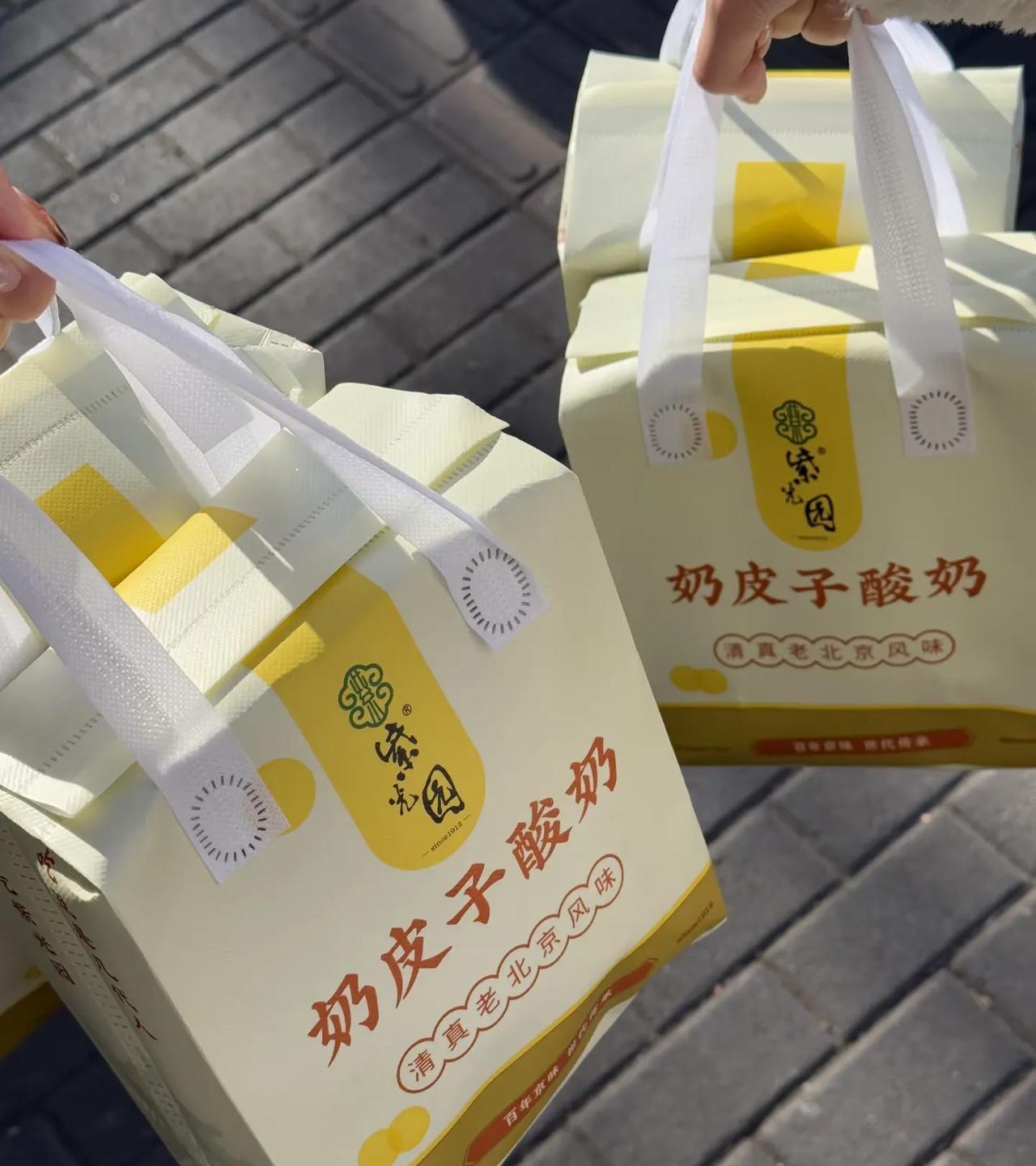 北京的消费是真不低，跟朋友在北京旅游，我们住的酒店距离地铁5号线比较近，平时去景