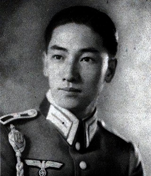 1997年，蒋纬国去世的消息轰动了全台湾，但是并不是因为他的死讯，而是因为他的遗