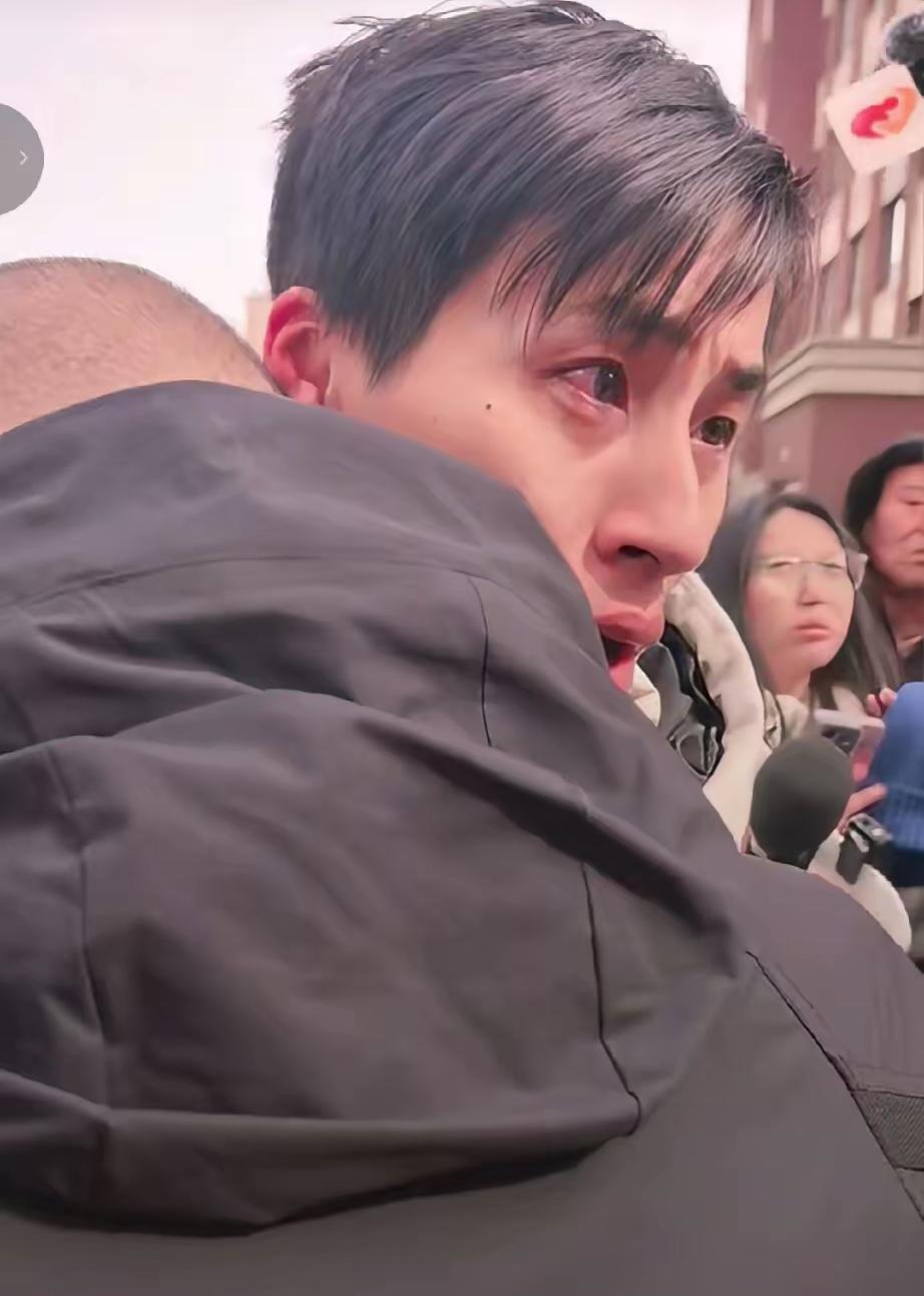 虽然张云鹏在国外生活的很不好，没有稳定的工作，一直靠着政府的微薄的补助和临工生活