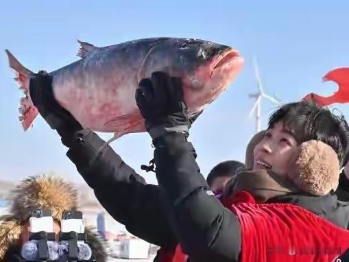 169万一条鱼！查干湖头鱼天价成交，背后真相让人深思家人们，说出来你敢信吗？