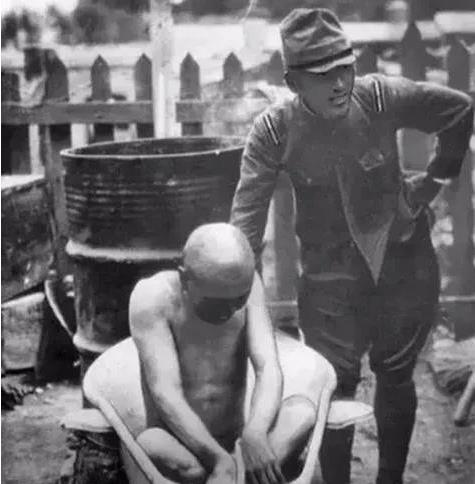 1940年，正值中国抗战最艰难的时刻，河北某村的一户农家遭遇日军突袭，三口之家惨