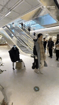 在街上突然看到这个人形机器人，在人多的时候，也许感觉不到什么，假如在夜深人静的时