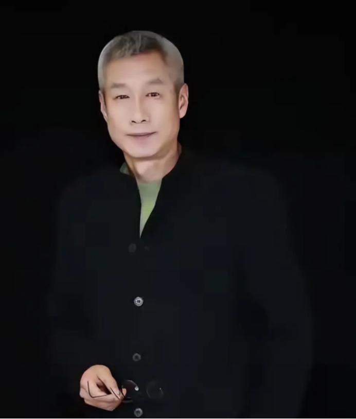 心软终酿苦果！2005年北京，老戏骨刘佩琦收养侄子刘伟，20年真心付出，却换来反